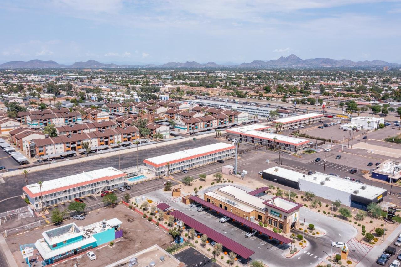 Super 8 By Wyndham Phoenix West Hotel Exterior photo